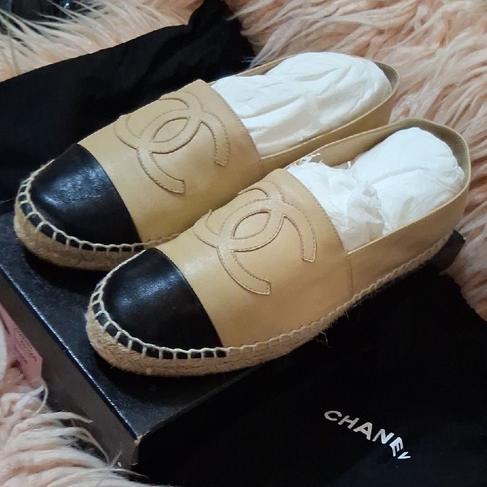NWB CHANEL Tan and Black Lambskin Espadrilles Size 39 - Picture 10 of 12